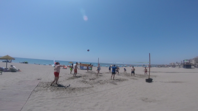 Partida de voley en playa de Carvajal