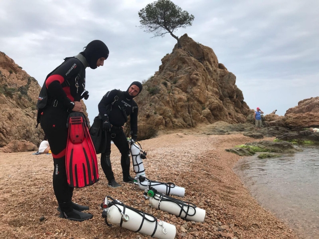 Preparando el material de buceo