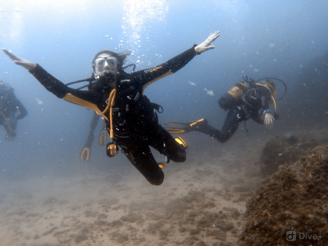  Diver advancing underwater 