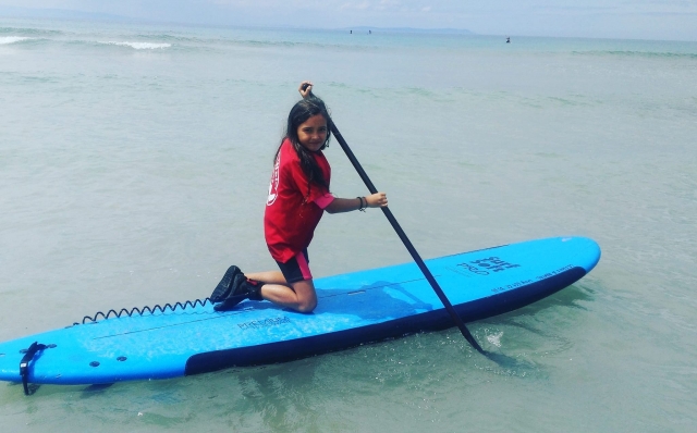  Ragazze che imparano il paddle surf 