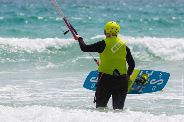 Metiéndose en el agua con el equipo de kitesurf
