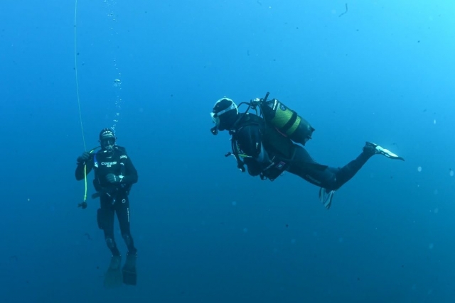  Plongeurs au fond de la mer 