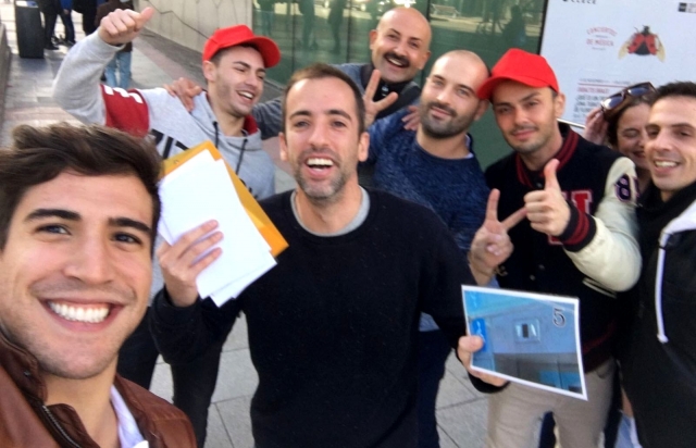 grupo siguiendo las pistas
