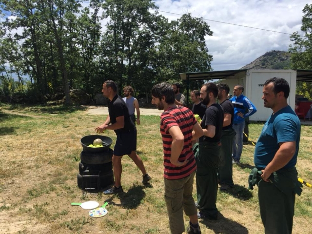 adultes s'amusant dans le gymkhana 