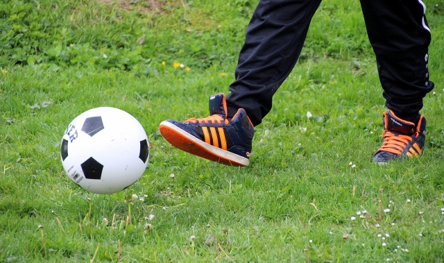 nino golpeando un balón