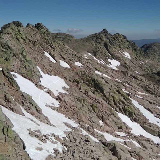 ultimas nieves en la montana