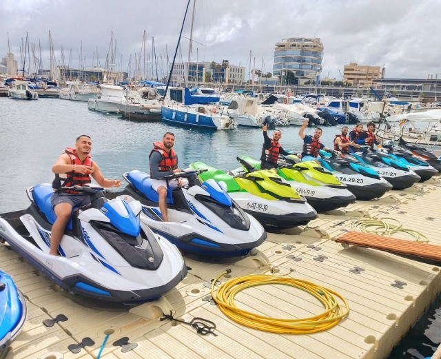 Grupo en las motos de agua