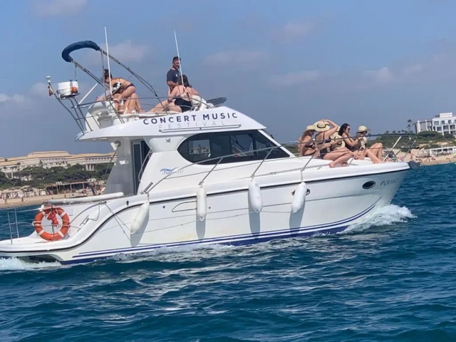  沿着加的斯海岸航行