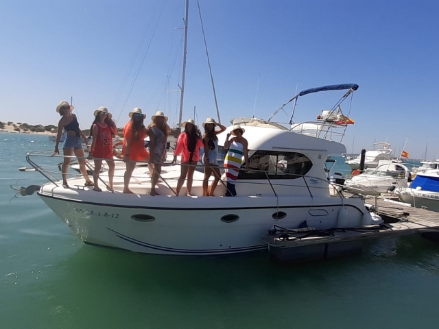 沿着加的斯海岸租一艘船 