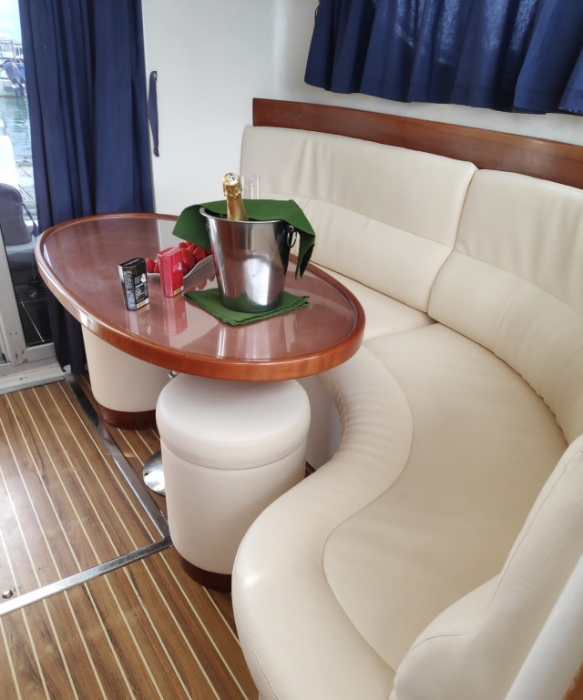  享受我们船上的所有舒适 