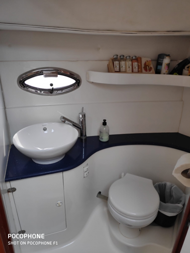  船准备在加的斯海航行 