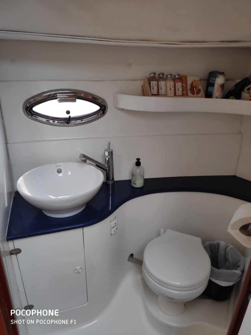  船准备在加的斯海航行 