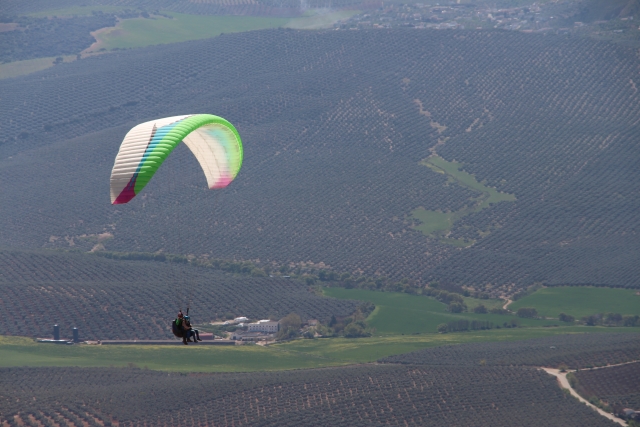 Überfliegen Sie Loja im Gleitschirmflug 