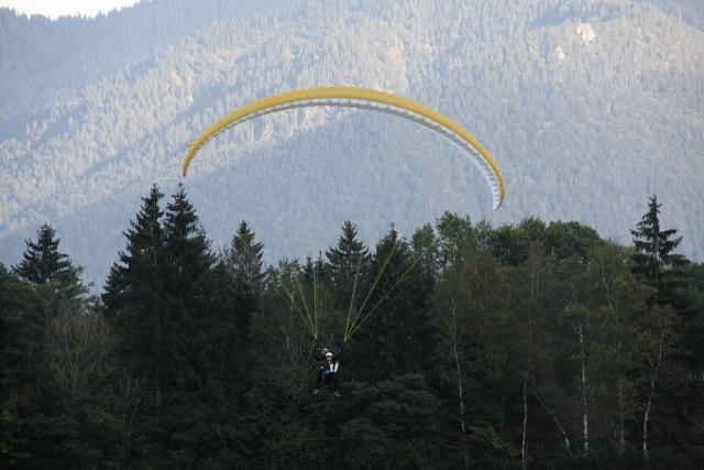  Atterrissage après un saut en parapente 