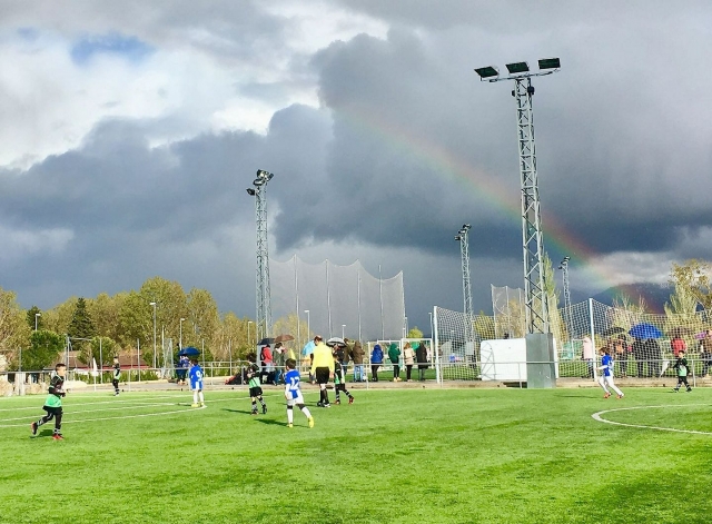 Fußball an einem bewölkten Tag 
