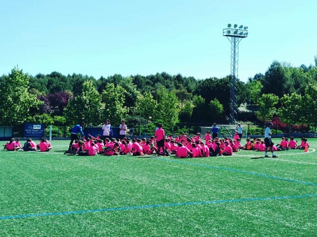  Jungen sitzen auf dem Spielfeld 