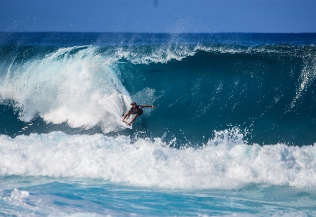 chico  surfeando una ola gigante