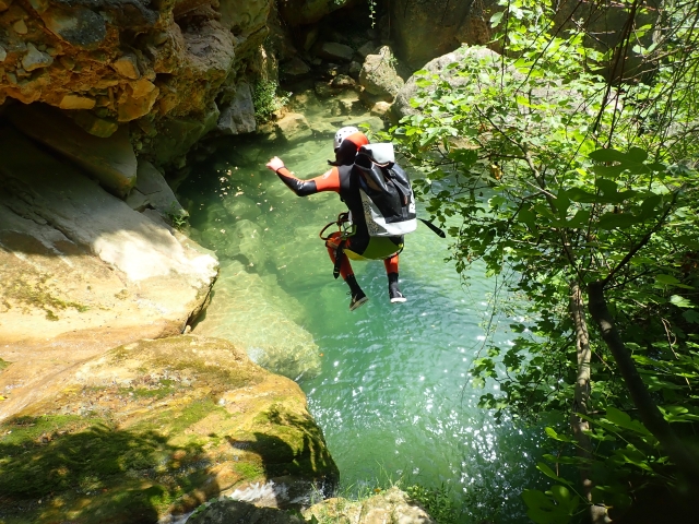 Salto a una poza de aguas cristalinas