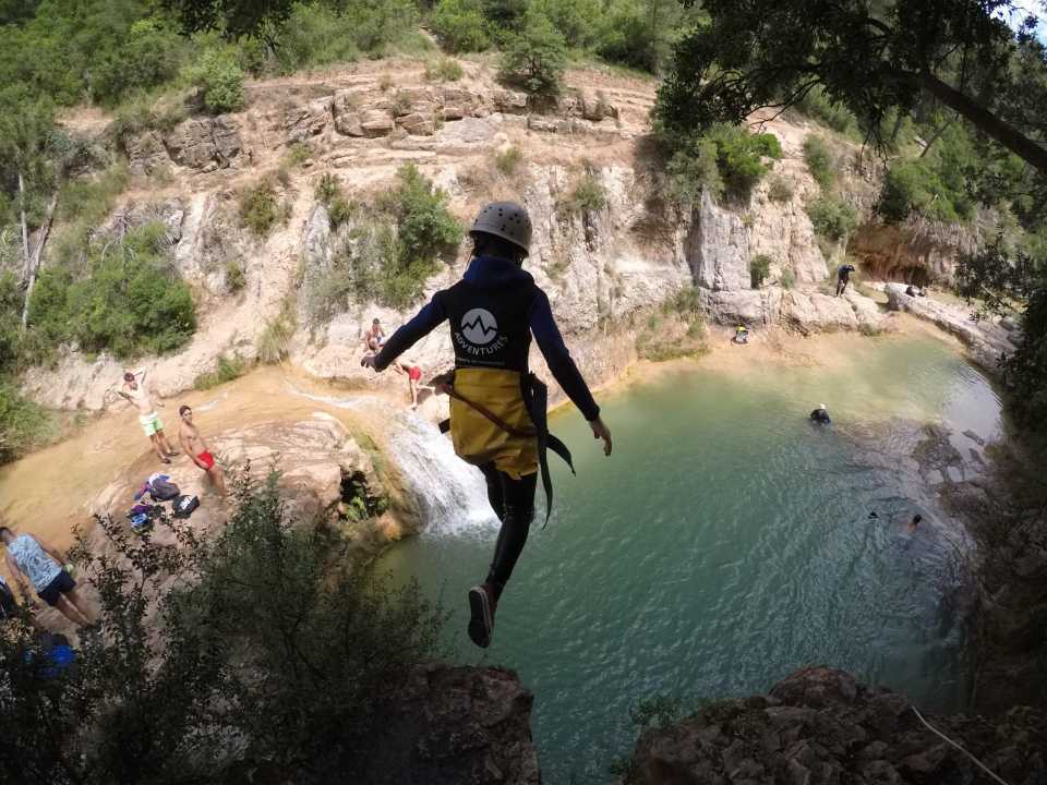 Sautez dans une piscine aux eaux cristallines 