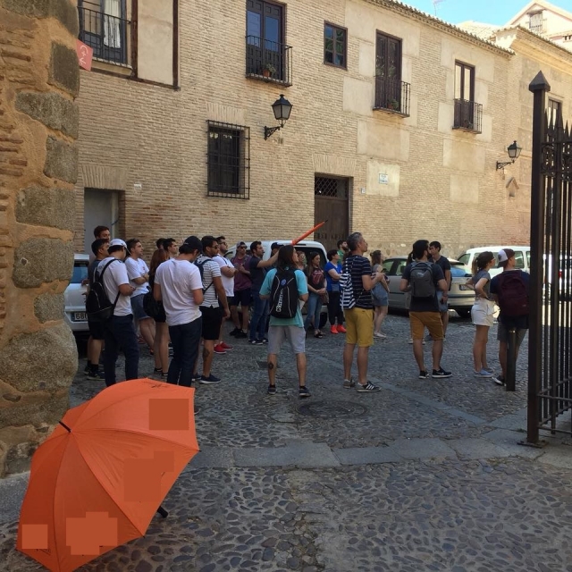 Explicaciones sobre la fachada de la catedral