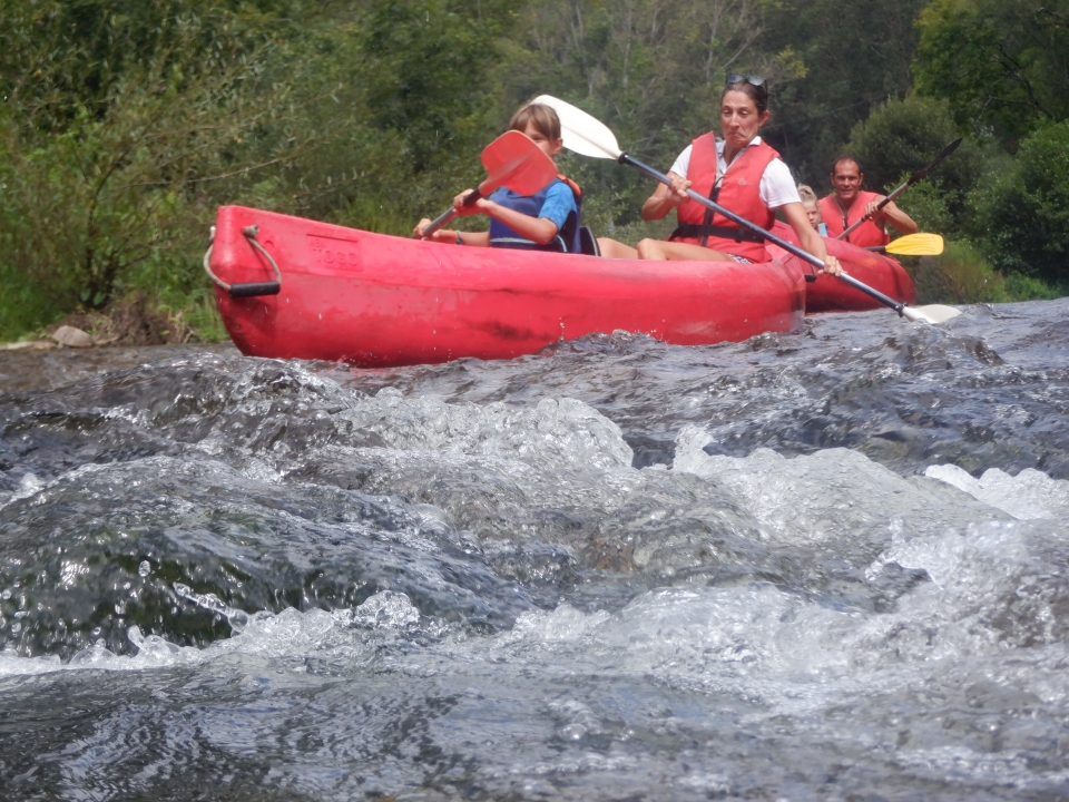 Bajando entre rocas con la canoa
