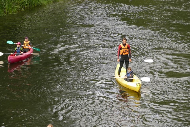  In piedi nella canoa 