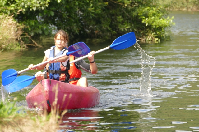  Kanu in ruhigem Wasser 