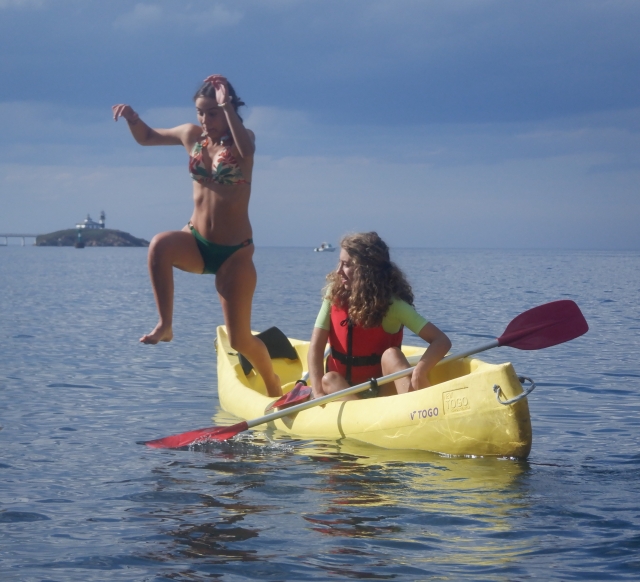  Saltando da canoa 