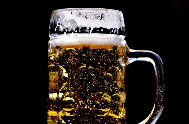  boccale di birra su sfondo nero 