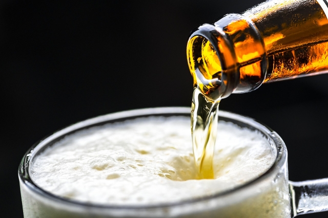  birra dalla bottiglia al bicchiere 