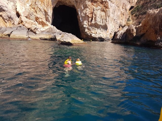  Entrata nella grotta sull'isola di Portixol 