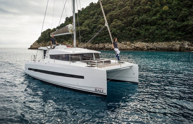  catamarano nella baia 