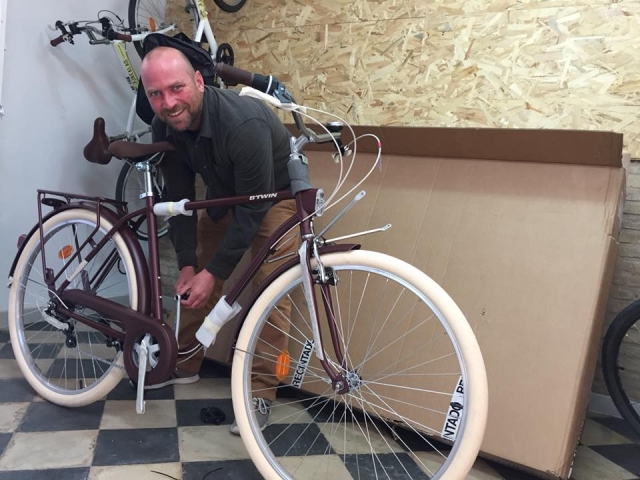  骑一辆 btwin 自行车 