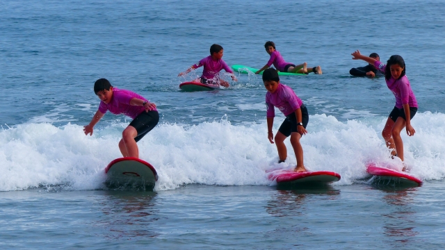 chicos cogiendo las primeras olas