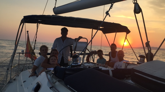 Navigando al tramonto in barca a vela 