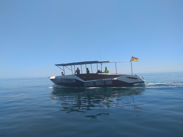Barco paseando por Nerja
