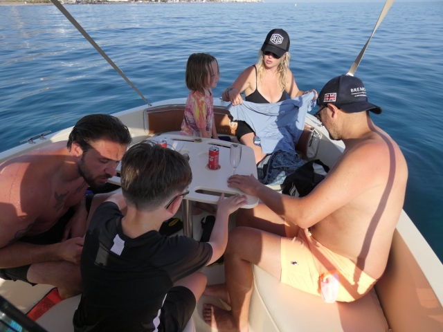  Godersi una bere a bordo