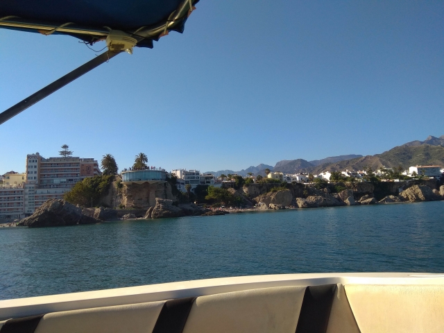 从拱门上欣赏海岸景色 