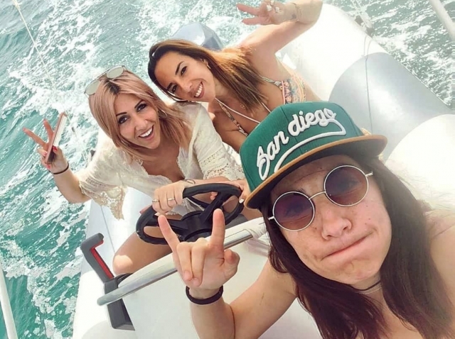  meninas tendo um ótimo dia no barco