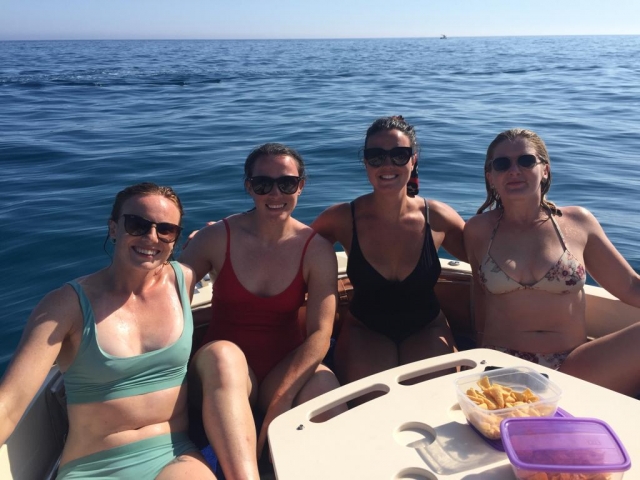 Disfrutando de un paseo en barco por Nerja