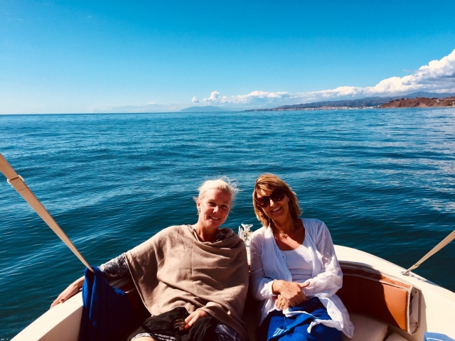 Pareja disfrutando de la travesía
