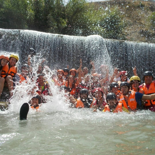 garçons de rafting dans la cascade 