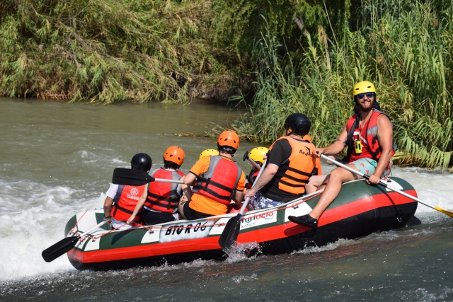 chicos en raft