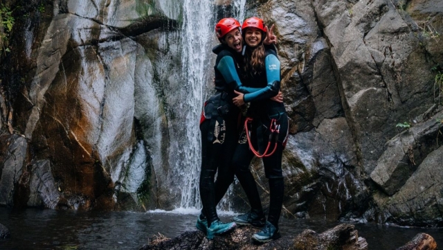  朋友们在赫罗纳享受溪降下降