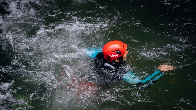 在峡谷泳池中畅游 