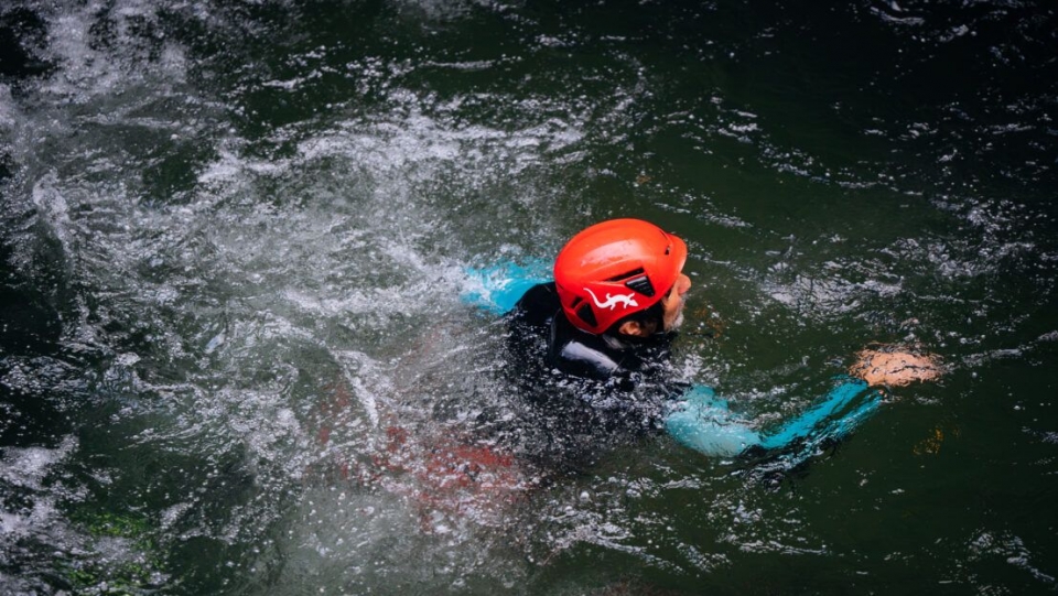在峡谷泳池中畅游 