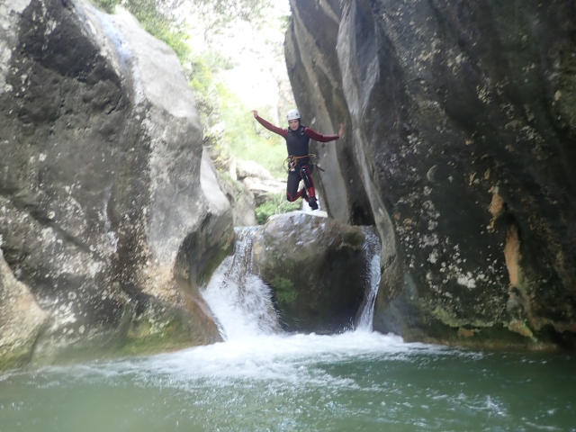Saltando a poza de agua durante el barranquismo