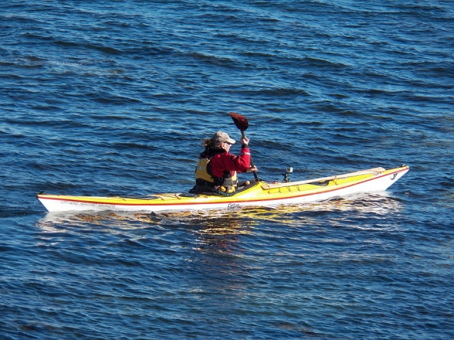 Hombre disfrutando del kayak