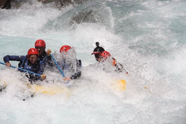 grupo remando en aguas brava
