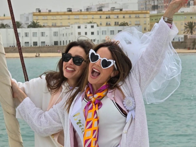 Amigas felices en nuestro velero